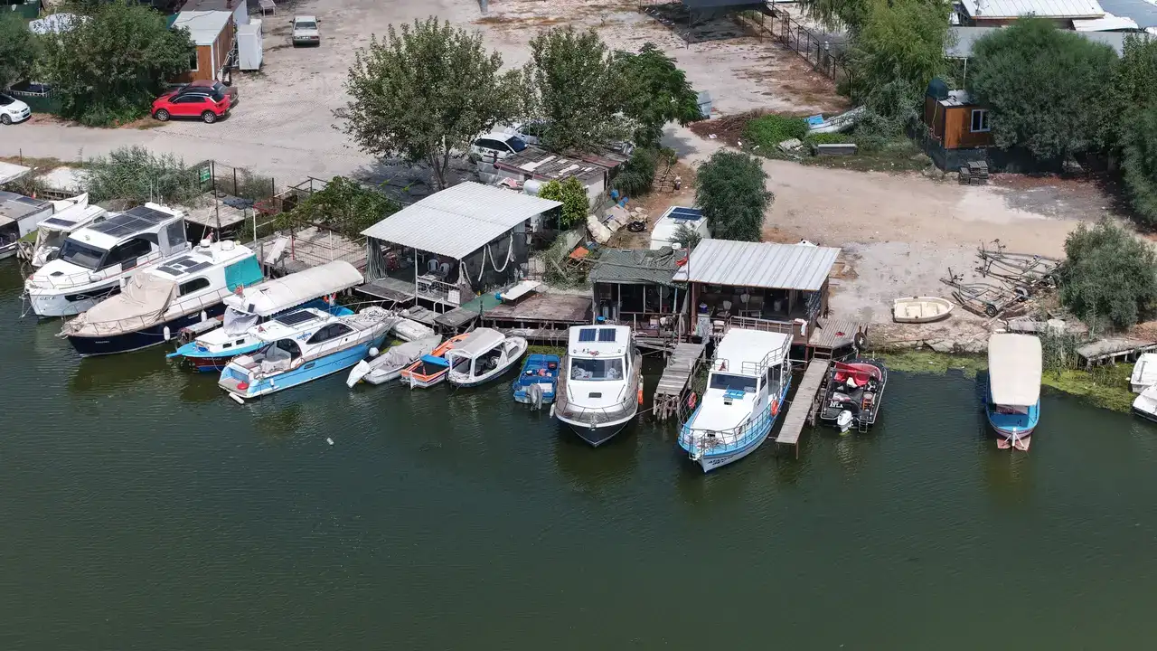 Acısu Nehri Kıyısında 300 Kaçak Konteyner İçin Yıkım Kararı 2
